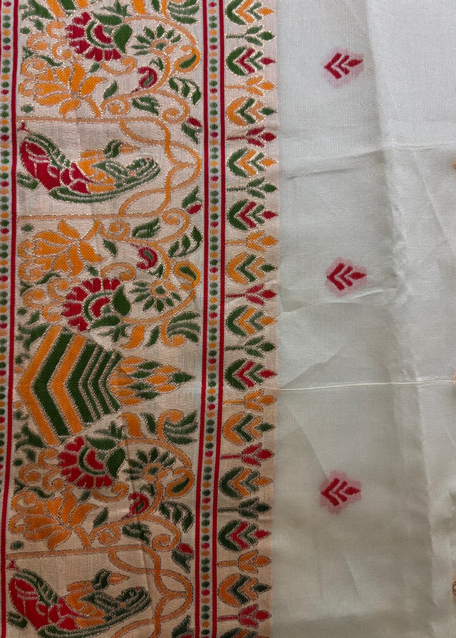 Intricate Border design of an Ivory White Off white Baluchari Saree